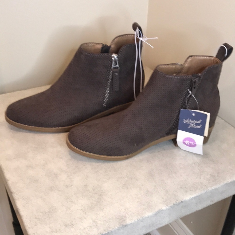 Women's Universal Thread
Shoes Universal Standard
Marlis Bootie nwt - Picture 6 of 10